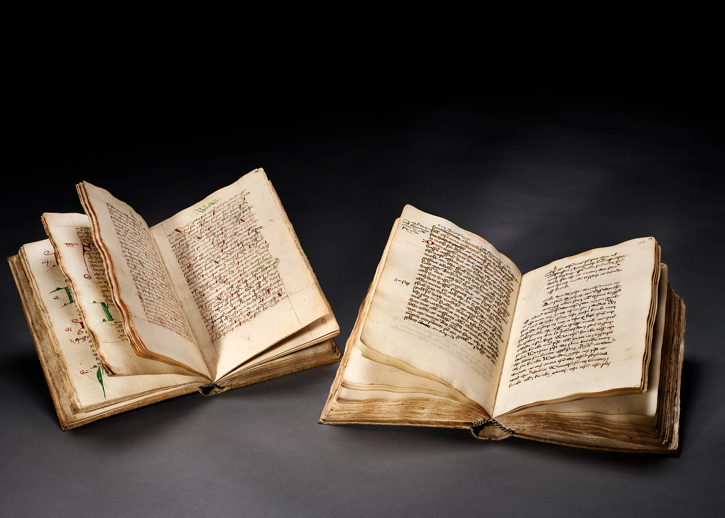 Både AM 23 4to (til venstre) og AM 28 4to (til højre) indeholder tekster skrevet af Jens Mikkelsen Jyde, som skrev i Kalundborg i 1490’erne